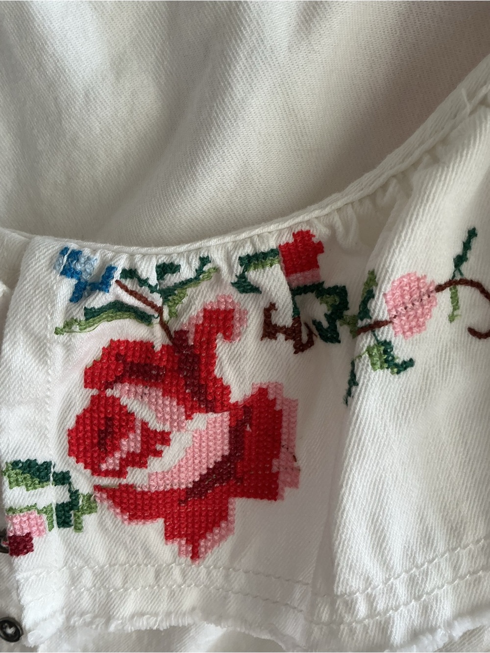 Pilcro White Button-Front Crop Top with Red & Blue Floral Embroidery - Picture 2 of 4